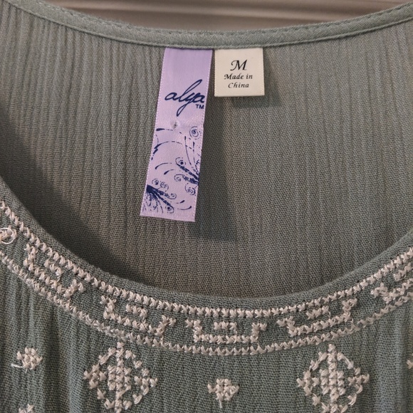 Sweet sage green embroidered shift dress - pretty! - Picture 4 of 7